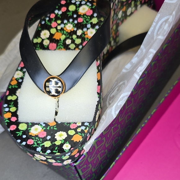 Tory Burch Classic Wedge Flip Flop w/ BOX Black Sandals with Floral Size 7 - Picture 8 of 10